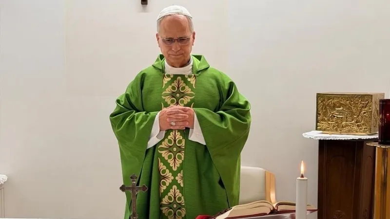 El Vaticano publica las primeras fotos del papa tras su cirugía