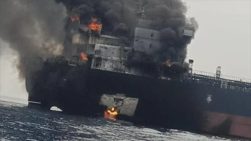 CGRI de Irán avisa de explosión de petrolero que usó ruta insegura en Ormuz