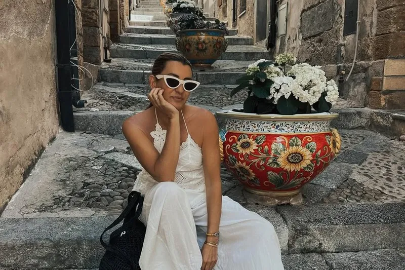 Parfois tiene el bolso calado marrón chocolate perfecto para poner contraste a los conjuntos boho de lino del verano