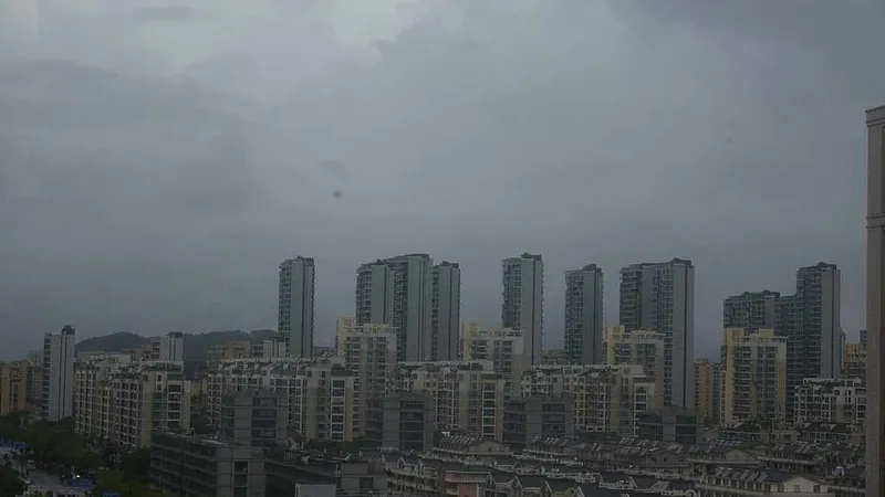 Fuertes lluvias azotan la provincia de Fujian mientras el tifón Saudel se ha degradado a depresión tropical
