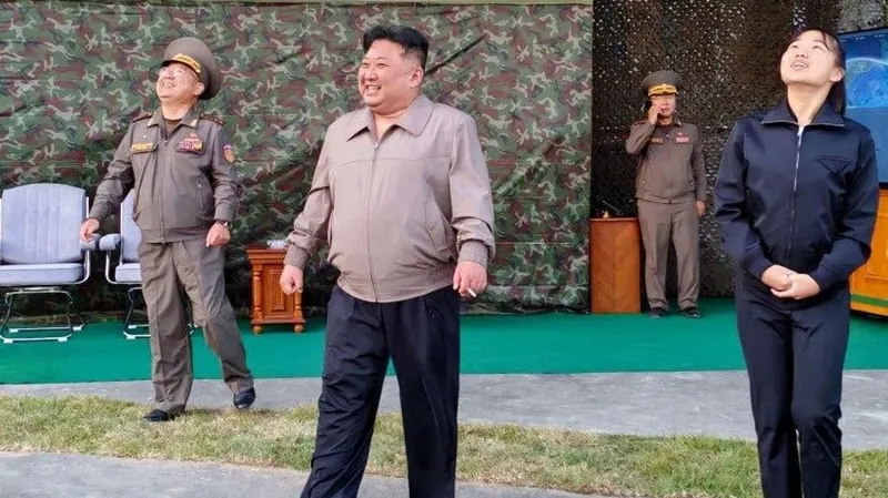 Kim Jong-un supervisa un ejercicio de misiles hipersónicos