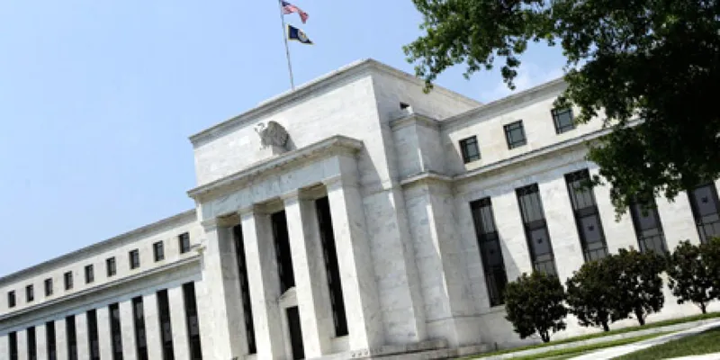 La Fed debería subir las tasas de interés para frenar el crecimiento y la inflación