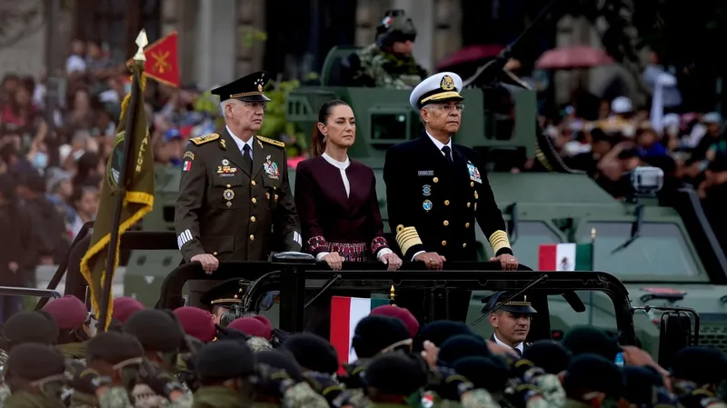 México conmemora con un desfile sus 216 años del inicio de su lucha por la independencia