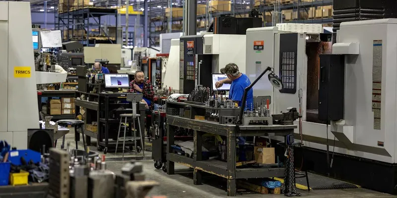 Producción fabril en EU crece por adelanto de pedidos; empleo del sector cae a mínimo de seis años