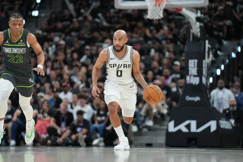 Jordan McLaughlin vuelve a los Spurs