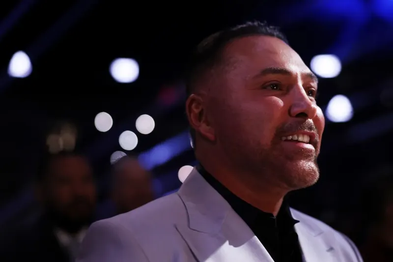 Óscar de la Hoya critica próximo combate del Canelo Álvarez