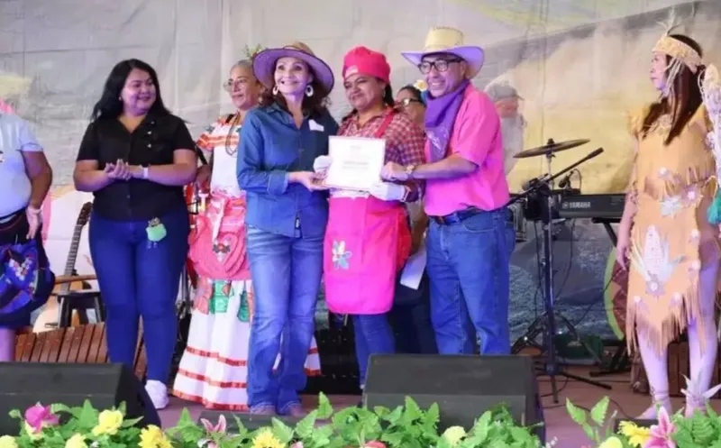 Doña Melania, comerciante del mercado Roberto Huembes gana concurso de la chicha más rica de Managua