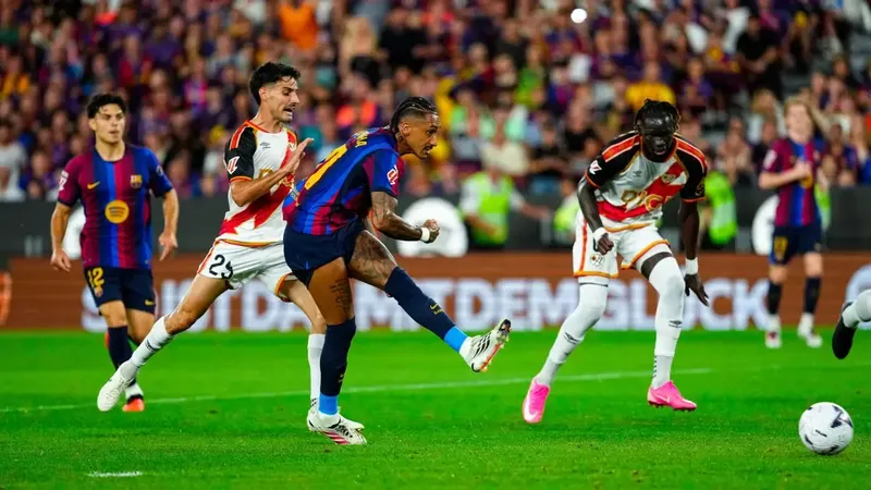 Un Barça frenético golea y es líder