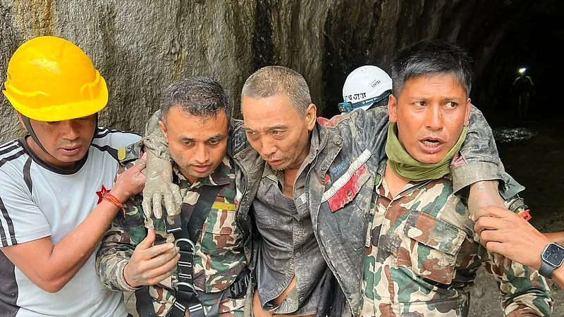 Ciudadano chino es rescatado de planta hidroeléctrica golpeada por avalancha de lodo en Nepal