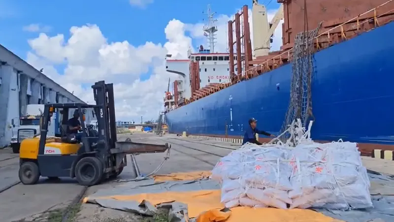 China entrega paquete de ayuda humanitaria a Cuba con quince mil toneladas de arroz