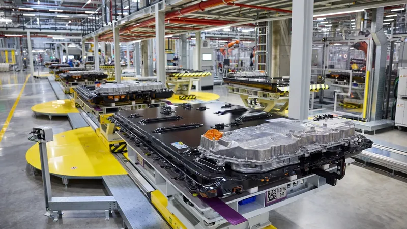 100 GWh de capacidad, suficiente para alimentar 60.000 coches eléctricos al año: CATL pone en marcha su planta húngara de baterías