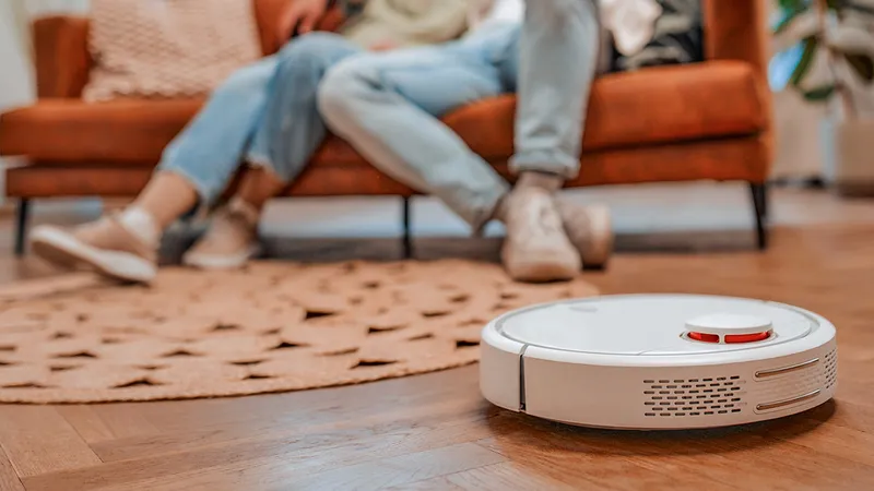 Hombre usa una aspiradora robot para descubrir la infidelidad de su esposa
