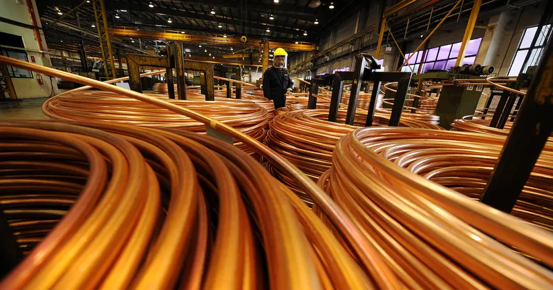 Cobre sube 0,7% mientras los mercados esperan la decisión de la Fed sobre las tasas