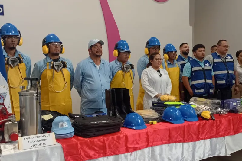 Ministerio de Salud entrega equipos de protección a su personal