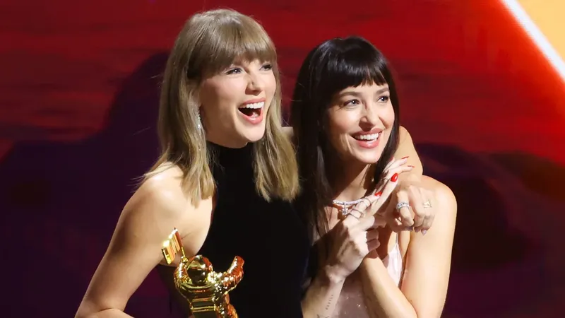 Dakota Johnson tiene malas noticias para los fans que esperaban ver fotos de la boda de Taylor Swift