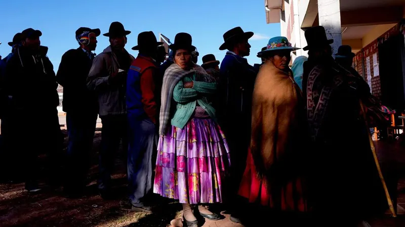 ¿Qué factores llevaron a que la mitad de la población de Bolivia esté en la pobreza?