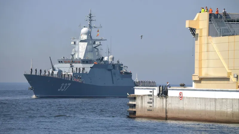 Rusia tiene con qué "hacer entrar en razón" a quienes quieran capturar sus buques, asegura un experto