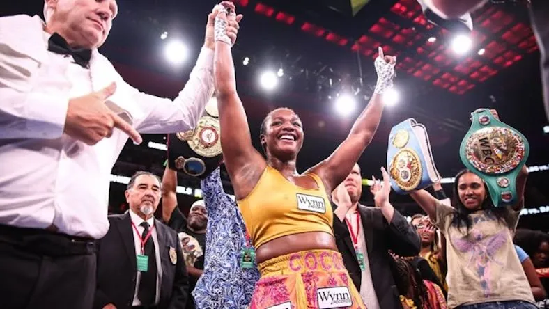 Claressa Shields vence por KO a Kaye Scott en el sexto