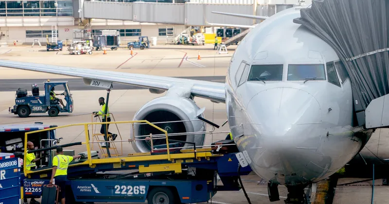 American Airlines vuelve a recortar su previsión de ganancias por alza del combustible