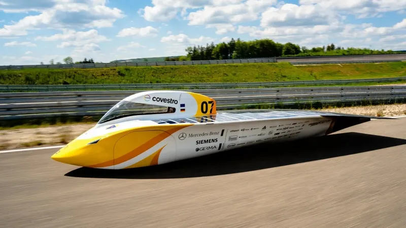Un equipo de estudiantes ante la carrera solar más larga del mundo: 3.028 km con un coche con la potencia de una cafetera