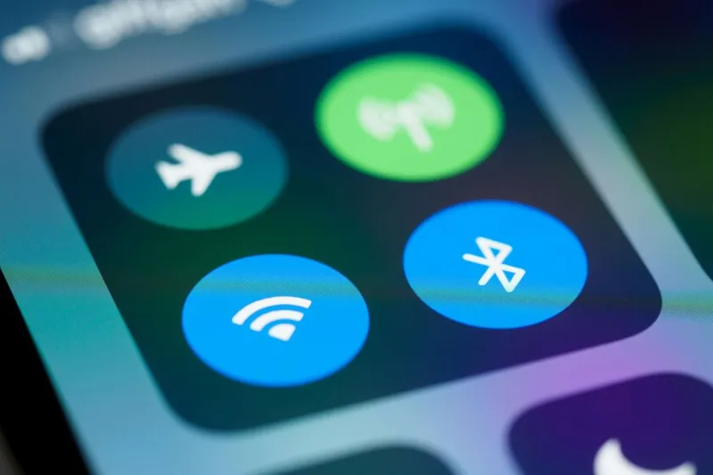 Este hacker demuestra en una conferencia de ciberseguridad por qué hay que apagar el Bluetooth del iPhone. Yo discrepo