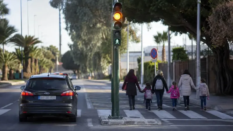La DGT confirma el cambio en el semáforo desde el 1 de octubre: así te afecta si eres conductor o peatón