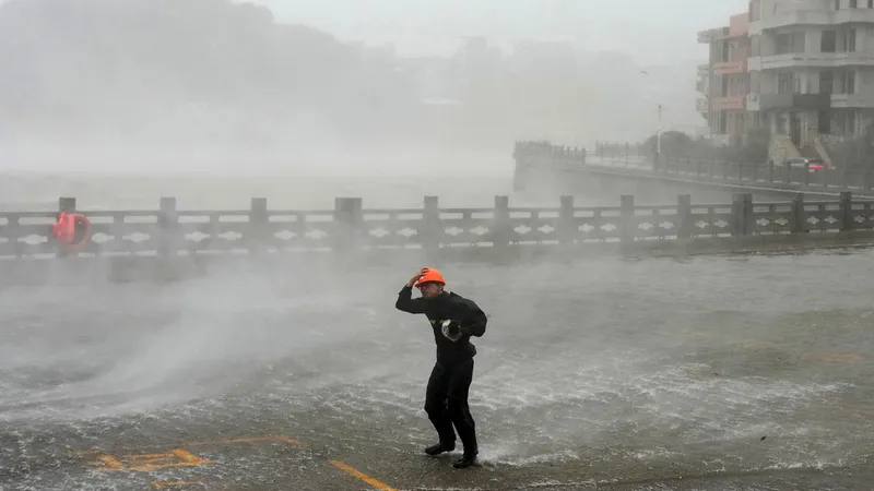 El poderoso supertifón que activó la alerta roja y provocó la evacuación de un millón de personas en China