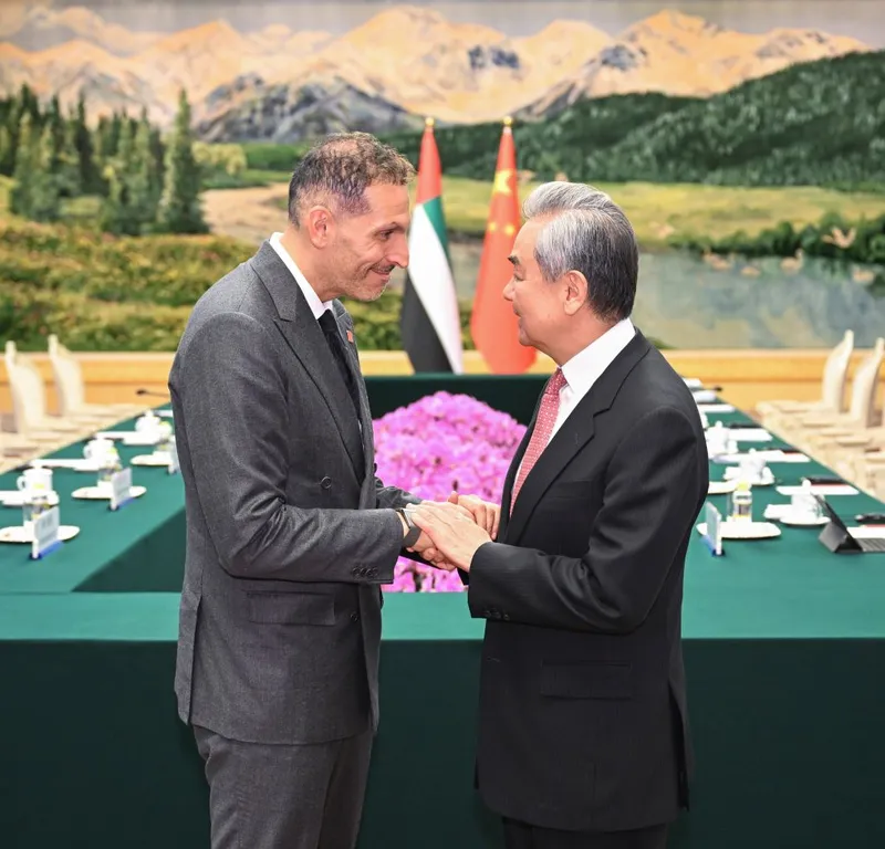 Máximo diplomático de China se reúne con enviado especial de presidente de EAU