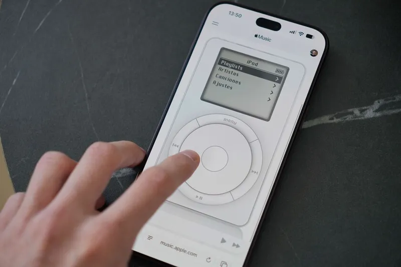 Hay un iPod virtual escondido en la web de Apple. Cumple 25 años y así puedes encontrarlo