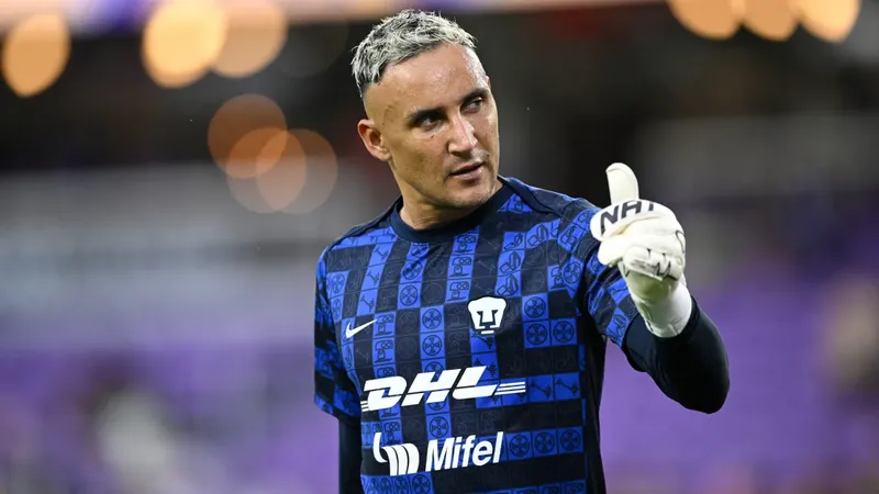 Keylor Navas sale en defensa de Esteban Solari