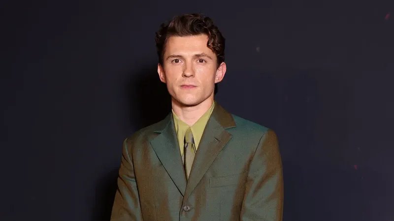 Tom Holland se corona como el rey de la alfombra roja y sus 'looks' lo demuestran