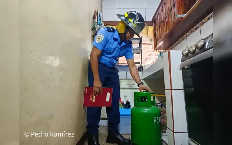 Bomberos Unidos realizan inspecciones domiciliarias en barrio Carlos Fonseca Amador