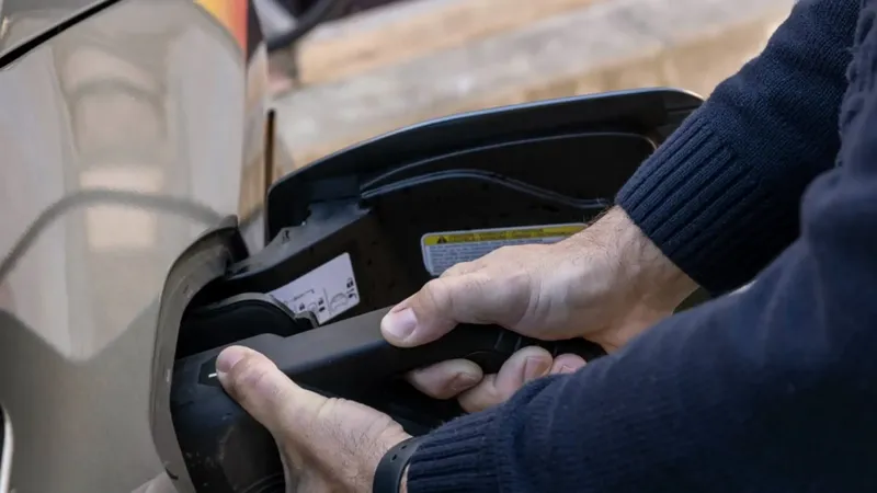 Una gestión inteligente de la carga de coches eléctricos en Europa ahorraría miles de millones de euros, según este estudio