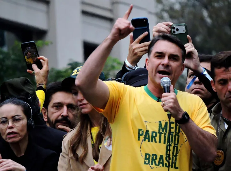 Flávio Bolsonaro propone reforma constitucional para limitar candidaturas familiares en Brasil