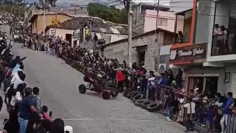 VIDEOS: Violento choque en competencia de carritos de madera casi termina en tragedia