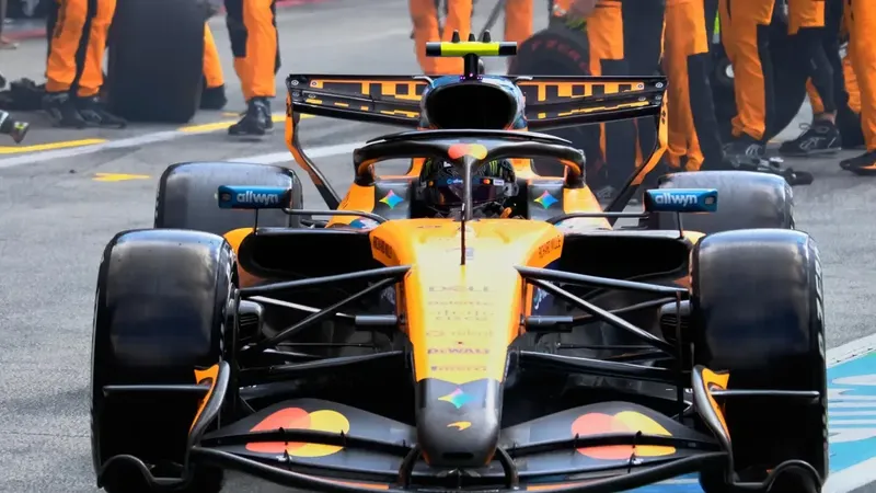 Norris tumba al líder y Alonso firma una remontada magistral