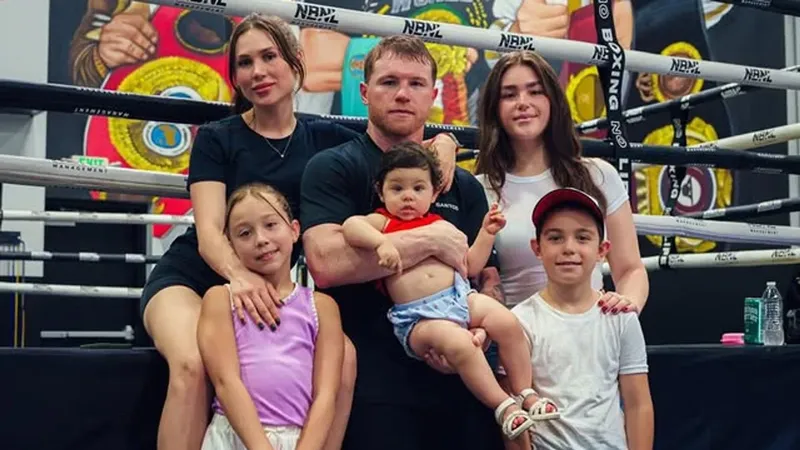 Orgulloso, Saúl ‘Canelo’ Álvarez posa junto a todos sus hijos y muestra lo mucho que se divierten juntos