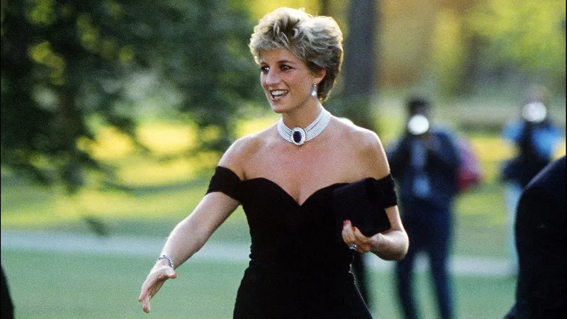 Subastarán el famoso ‘vestido de la venganza’ que la princesa Diana usó hace 32 años