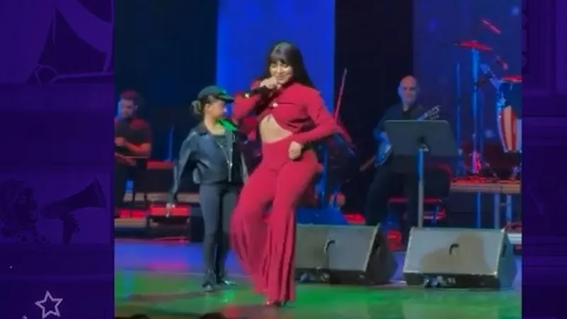 Presentadora de Canal 2 se roba el show en homenajea Selena