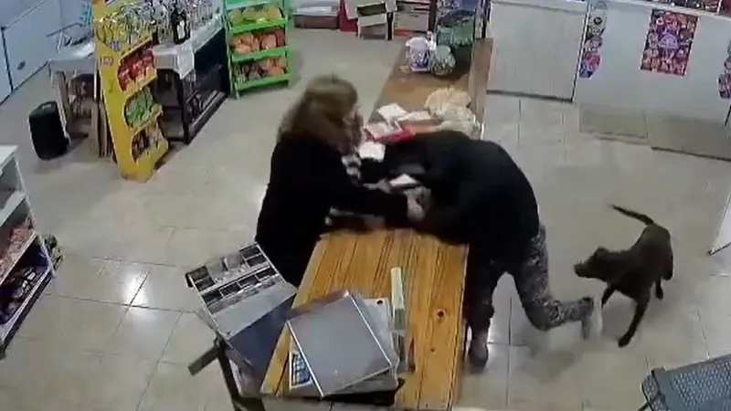 Mujer queda desnuda al intentar robar en una tienda