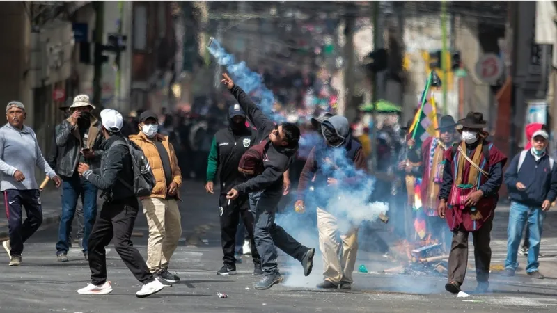 Gobierno de Bolivia promete “medidas duras y estrictas” ante el incremento de protestas