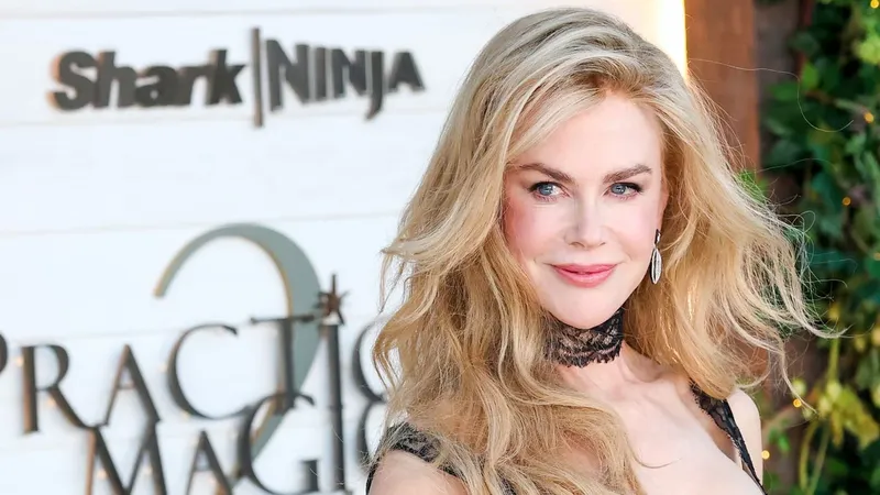 Nicole Kidman, de 59 años, luce espectacular con un vestido de encaje transparente en la alfombra de 'Practical Magic 2'