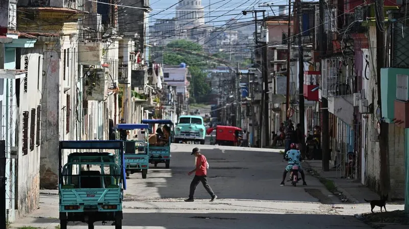 "La vida te cambia, pero sigues adelante": ¿cómo resisten los cubanos ante las sanciones de EEUU?