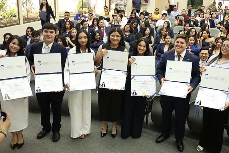 90 nuevos profesionales egresan de la Universidad Nacional Casimiro Sotelo
