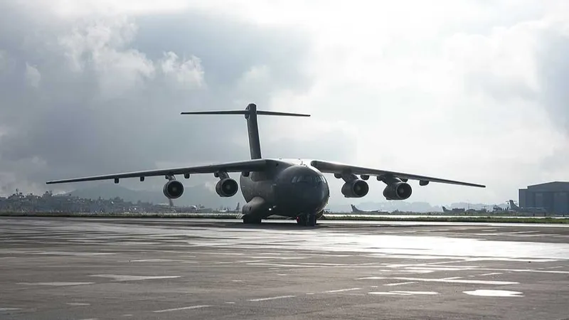 Llegan a Nepal suministros de ayuda humanitaria chinos y expertos en rescate