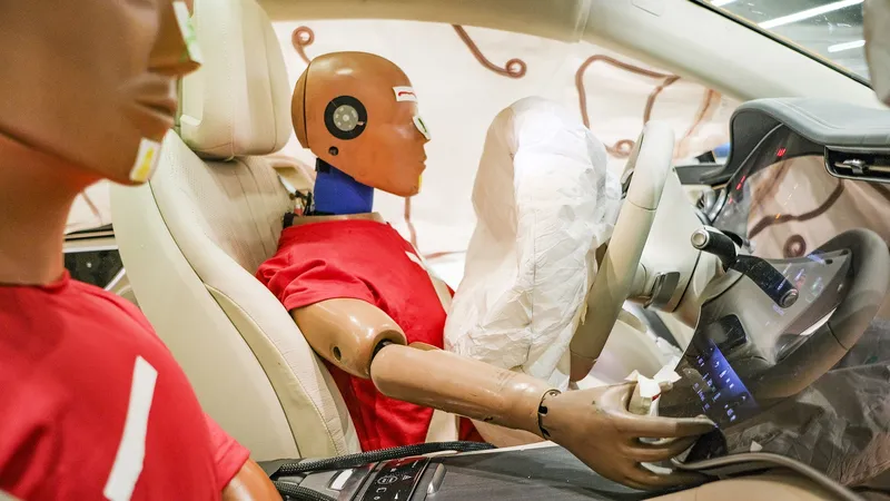Las mujeres tienen un 60% más de riesgo de sufrir lesiones en accidentes de coches que los hombres, según investigadores austriacos