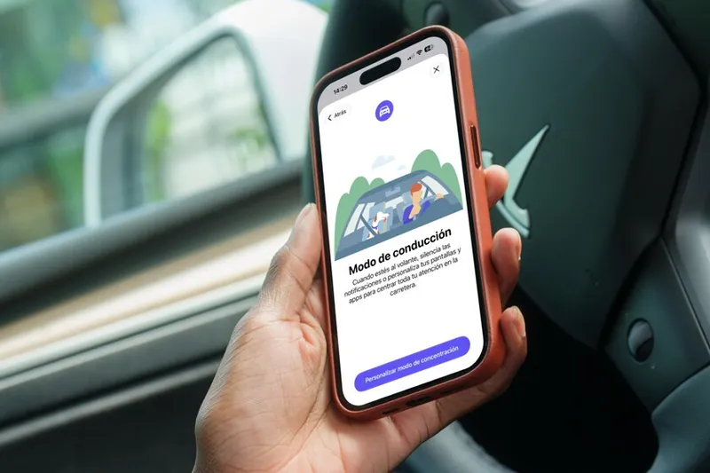 El iPhone no tiene un modo CarPlay para coches sin CarPlay. Así que me lo he montado yo por mi cuenta