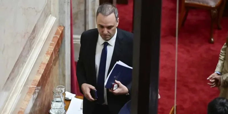 Renuncia Manuel Adorni en medio de investigación por enriquecimiento ilícito