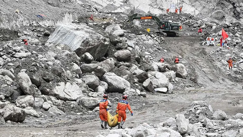 Los equipos de rescate en la zona central de Gyirong, Xizang, recuperan 993 objetos