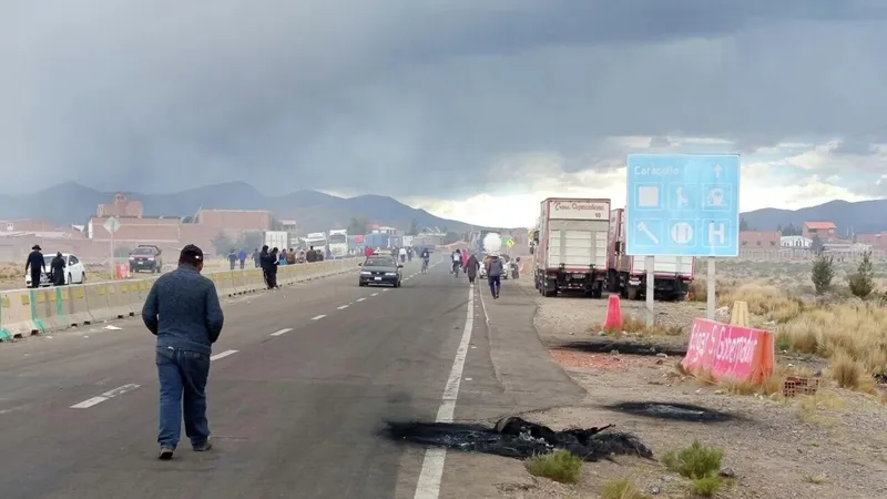 Manifestantes en Bolivia repliegan a policías y militares en una carretera que conecta con La Paz